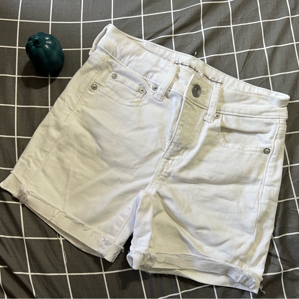 NEVER WORN. White American Eagle shorts size 00
